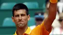Djokovic mengacungkan jempol ke arah penonton usai memastikan lolos ke semifinal Monte Carlo Masters. (REUTERS/Eric Gaillard)