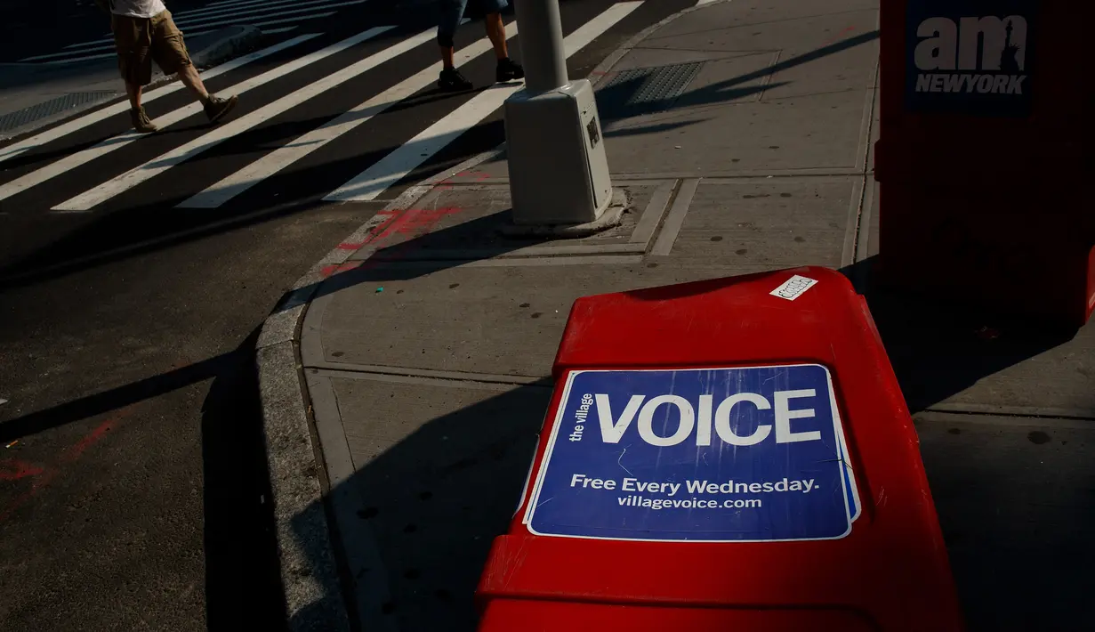 Sebuah kotak surat kabar Village Voice tergeletak di pinggir jalan di Manhattan, AS (22/8). Mereka akan beralih ke online demi menjangkau lebih banyak pembaca. (Drew Angerer/Getty Images/AFP)