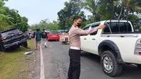 Proses evakuasi mobil yang terlibat kecelakaan beruntun di Pringsewu, Lampung. (Dok. Istimewa).