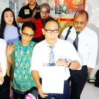 Kiswinar bersama Ariyani, ibundanya dan didampingi kuasa hukum saat berada di Resmob Polda Metro Jaya untuk melaporkan Mario Teguh. (Syaiful Bahri/Bintang.com)