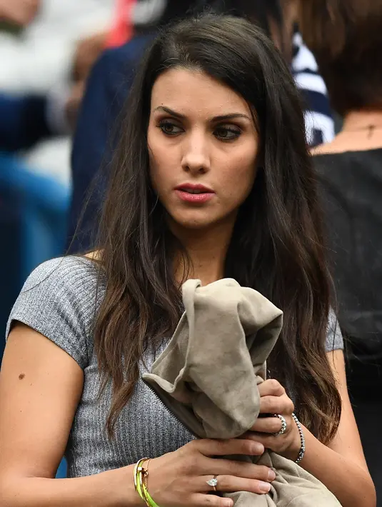 Ludivine Sagna istri dari pemain Prancis, Bacary Sagna bersiap mendukung timnas Prancis melawan Islandia pada perempat final Piala Eropa 2016 di Stade de France, Saint-Denis, Paris. (4/7/2016) dini hari WIB. (AFP/Franck Fife)
