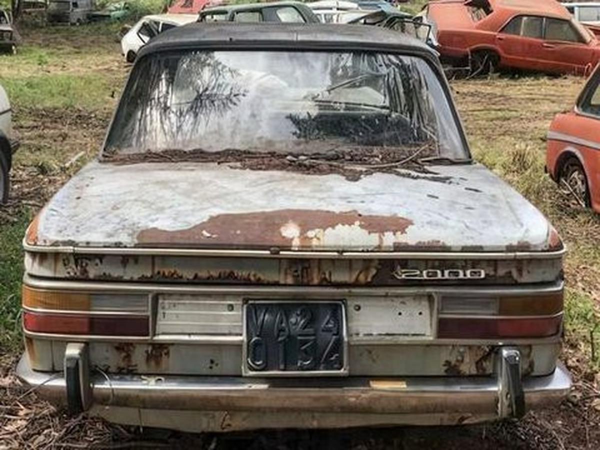 Sayang Banget! Deretan Mobil Mewah Ini Ditinggal Sampai Jadi Rongsokan