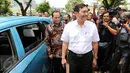 Menko Kemaritiman Luhut Binsar Panjaitan dan Menhub Budi Karya Sumadi di depan taksi pada acara Kolaborasi Blue Bird dan GO-JEK di Jakarta, Kamis (30/03). (Liputan6.com/Fery Pradolo)