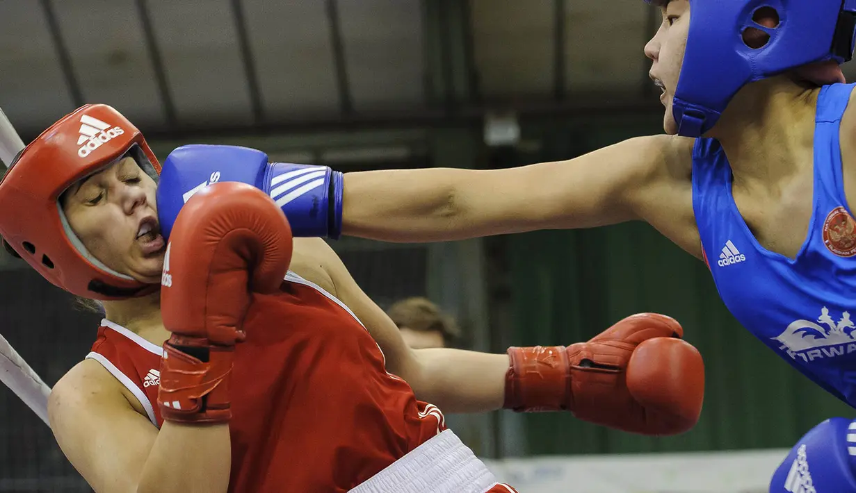 Petinju Rusia, Darima Sandakova, memukul lawannya petinju Hungaria, Szimonetta Pallas (merah), pada babak kualifikasi kelas 69 kilogram Bocskai Istvan International Memorial Boxing Turnamen ke-61. (EPA/Zsolt Czegledi)