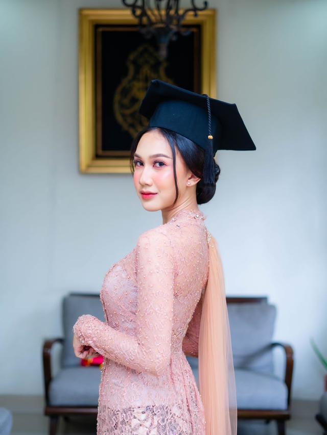 Raissa Ramadhani Wisuda dengan Penuh Haru Tanpa Kehadiran Ibunda ...