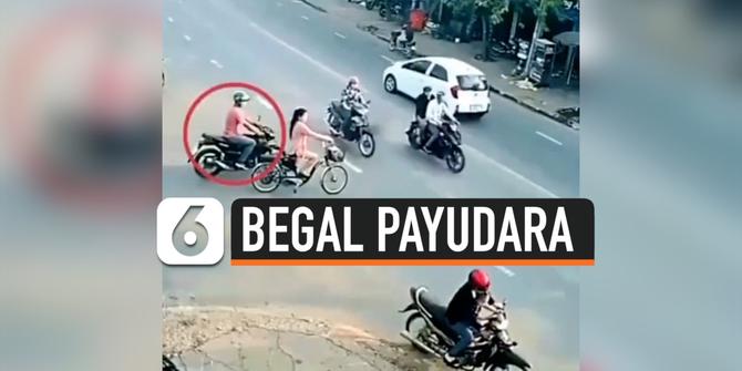 VIDEO: Remas Payudara Wanita di Jalan, Pelaku Dihajar Warga