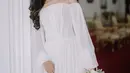 Erina Gudono tak kalah menawan dengan gaun putih panjang bergaya off shoulder [@erinagudono]