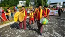 Warga mengikuti pawai saat acara Lebaran Depok 2022 di Perumahan Shila Sawangan, Depok, Minggu (5/6/20222). Festival kebudayaan Lebaran Depok yang berlangsung 3 hari menampilkan berbagai  kegiatan pengenalan dan pelestarian budaya Kota Depok. (merdeka.com/Arie Basuki)