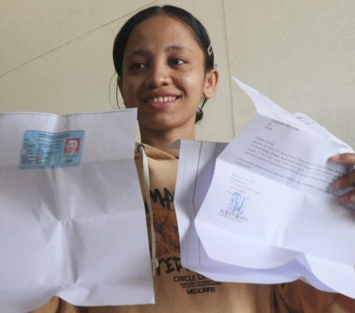 "Katanya kapalnya rusak, satu jam setelah itu baru dia kabar lagi dia mau berangkat jam enam sore nanti kalau tidak aktif nanti saya kabari lagi."