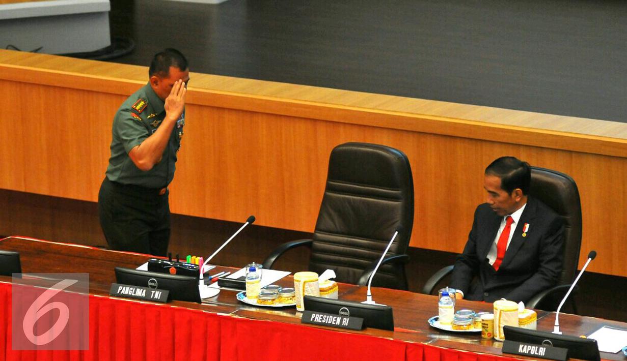 Panglima TNI, Gatot Nurmantyo memberikan hormat kepada Presiden Jokowi saat Rapim TNI 2017 di Mabes TNI Cilangkap, Jakarta, Senin (16/1). (Liputan6.com/Angga Yuniar)