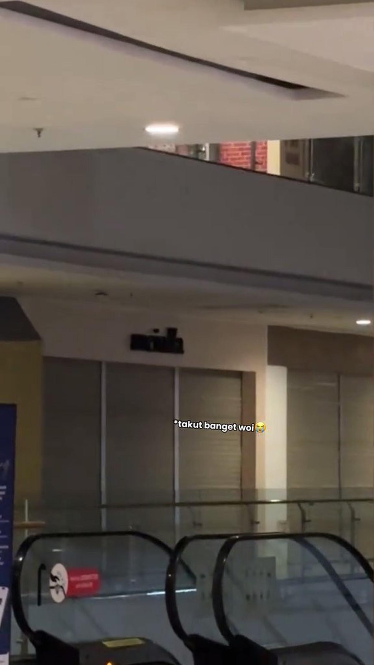 Momen Lucu Tapi Kasihan, TikToker Ini Ketiduran di Toilet Mall sampai Tutup dan Nangis di Eskalator