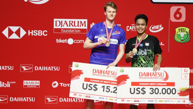 Pebulutangkis Indonesia, Anthony Sinisuka Ginting (kanan) bersama Anders Antonsen (Denmark) usai final tunggal putra Indonesia Masters 2020 di Istora GBK, Jakarta, MInggu (19/1/2020). Anthony Sinisuka Ginting unggul 17-21 21-15 21-9. (Liputan6.com/Helmi Fithriansyah)