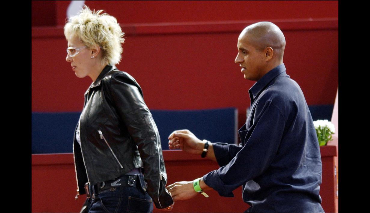 Roberto Carlos yang merupakan mantan bek Real Madrid mengaku sudah memiliki 9 anak dari enam wanita. Dari istri pertamanya Alexandra dikaruniai 3 anak yaitu Riberta, Giovanna dan Carlos Jr. (AFP/Christophe Simon)