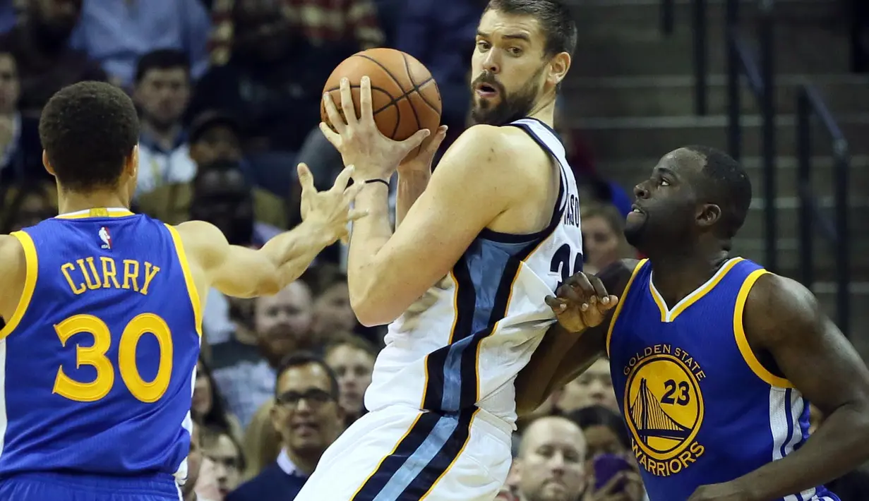 Pebasket Memphis  Marc Gasol (tengah) dihadang pebasket  Warriors Stephen Curry (kiri) dan Draymond Green (kanan) di FedExForum, Memphis, Kamis(12/11/2015) WIB. Golden State menang 100-84. (Mandatory Credit: Nelson Chenault-USA TODAY Sports)