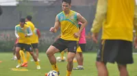 Ryuji Utomo bergabung di hari terakhir pemusatan latihan Arema Cronus di Batu, Malang, Jumat (12/2/2016). Ia disambut dengan hangat oleh pemain Singo Edan. (Bola.com/Kevin Setiawan)