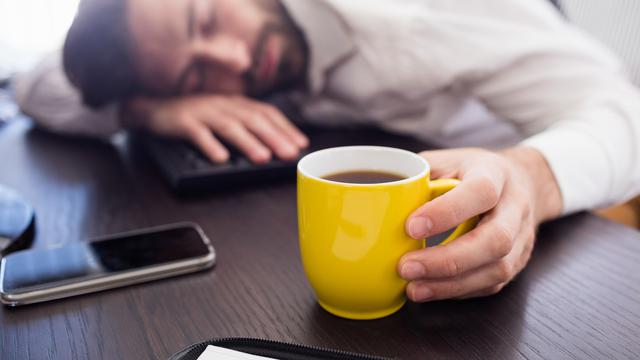 Ilustrasi tidur siang VS kopi (iStockphoto)