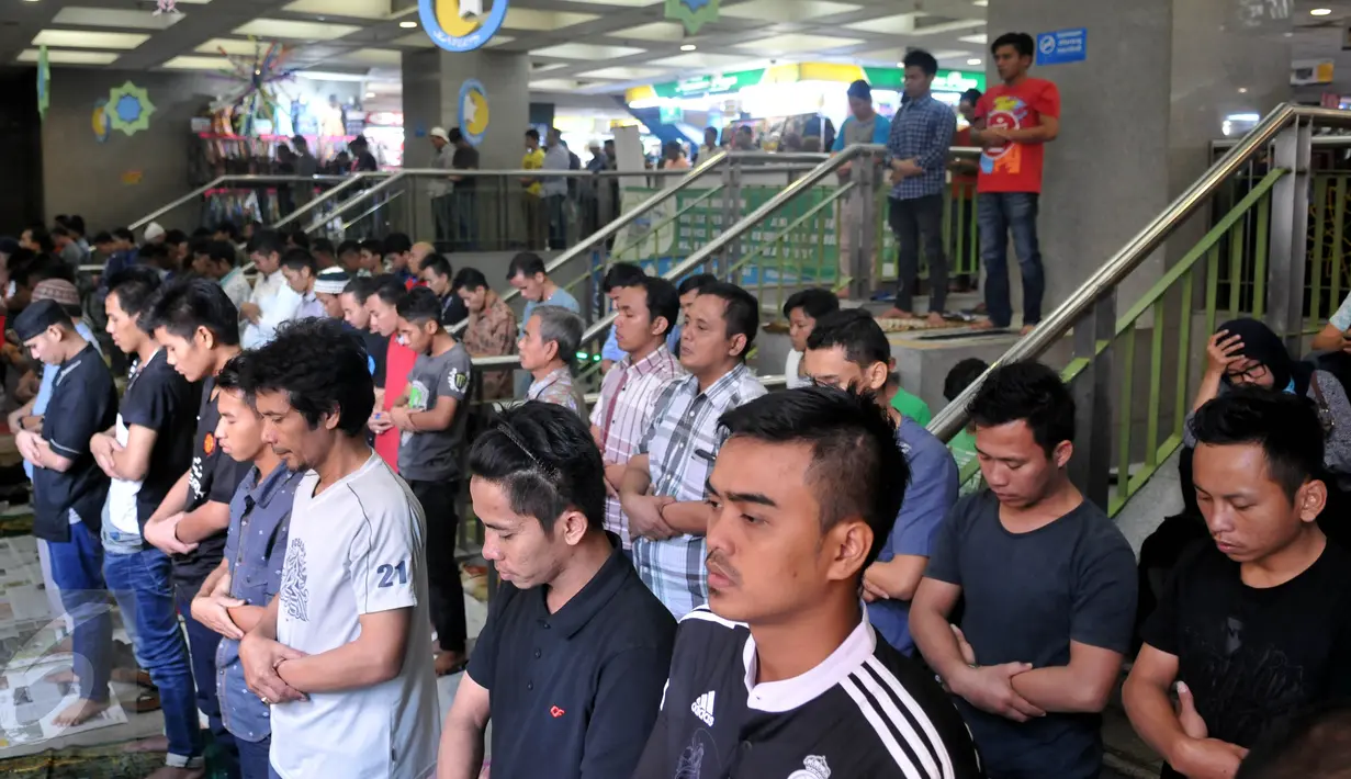 Sejumlah umat muslim tampak khusyuk melaksanakan ibadah salat Jumat pertama pada bulan Ramadan 1436 H, di lorong Blok A-B di Tanah Abang, Jakarta, Jumat (19/6/2015). (Liputan6.com/Johan Tallo)