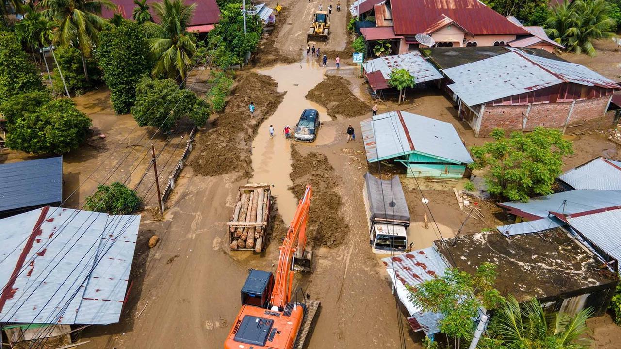 FOTO: Banjir Bandang Lumpuhkan Pidie Jaya, Jalur Aceh–Sumut Terputus