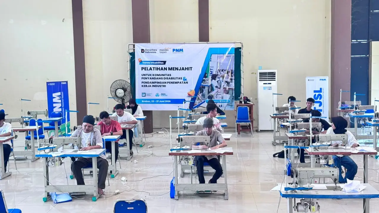 Program vokasi disabilitas di Brebes membekali peserta dengan keterampilan menjahit sepatu untuk memperluas peluang kerja dan kemandirian ekonomi.