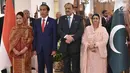 Presiden Joko Widodo dan Ibu Negara Iriana Joko Widodo foto bersama Presiden Pakistan Mamnoon Hussain dan Ibu Negara Pakistan Begum Mahmooda Mamnoon di Istana Kepresidenan Aiwan-e-Sadr, Islamabad, (26/1). (Liputan6.com/Pool/Rusman Biro Pers Setpres)