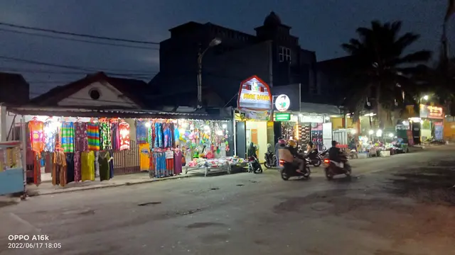 Foto malam dengan HDR dan Dazzle Color di Oppo A16k (Liputan6.com/Giovani Dio Prasasti)