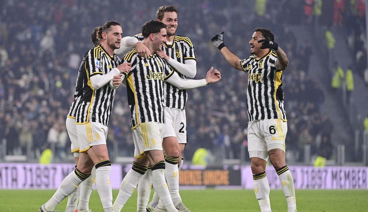 Para pemain Juventus merayakan gol yang dicetak oleh Dusan Vlahovic ke gawang Sassuolo dalam laga Serie A 2023/2024 giornata 20 yang dihelat di Allianz Stadium, Rabu (17/1/2024). (Marco Alpozzi/LaPresse via AP)