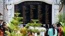 Sejumlah wisatawan tampak memadati monumen tragedi kemanusiaan untuk memeperingati hari meledaknya bom pada 12 Oktober 2002 di kawasan Kuta, Bali, Senin (12/10/2015). Upacara doa dan tabur bunga dilakukan wisatawan. (AFP PHOTO/SONNY Tumbelaka)