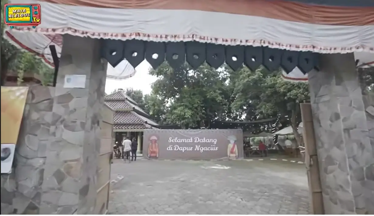 Rumah pemeran Mandra sinetron Si Doel Anak Sekolahan itu dibangung diatas lahan 2 hektar. Belum lama ini, Mandra yang halamannya sangat luas dibuat menjadi warung makan yang nyaman. Potret pintu gerbang masuk ke rumah Mandra. [Youtube/MAIA ALELDUL TV]