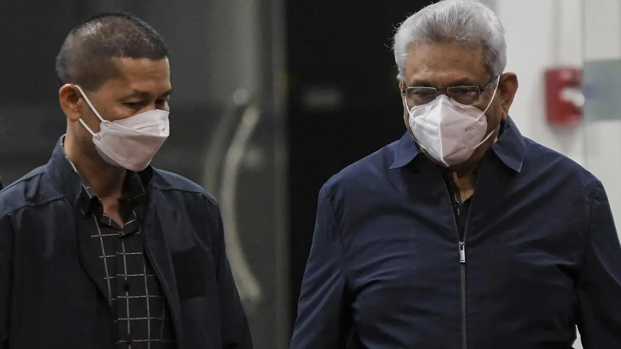 Mantan Presiden Sri Lanka Gotabaya Rajapaksa (tengah) berjalan ke kendaraan yang menunggu di luar bandara Don Mueaung di Bangkok, Thailand Kamis, 11 Agustus 2022. (AFP)