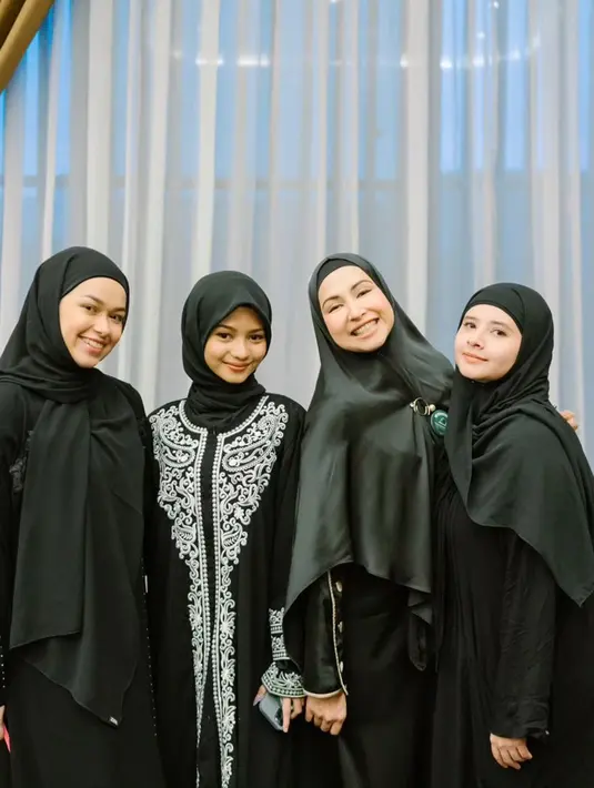 Rebecca Klopper sempat bikin pangling saat terlihat hadir di kajian Hubabah Ummu Salim tersebut. Penampilannya yang berbeda dari biasanya sukses menjadi sorotan. Artis 21 tahun itu tampak tersenyum bersama rekan artis yang lain. Tak sedikit netizen yang menilainya cocok mengenakan hijab. (Liputan6.com/IG/@_ummi_pipik_)