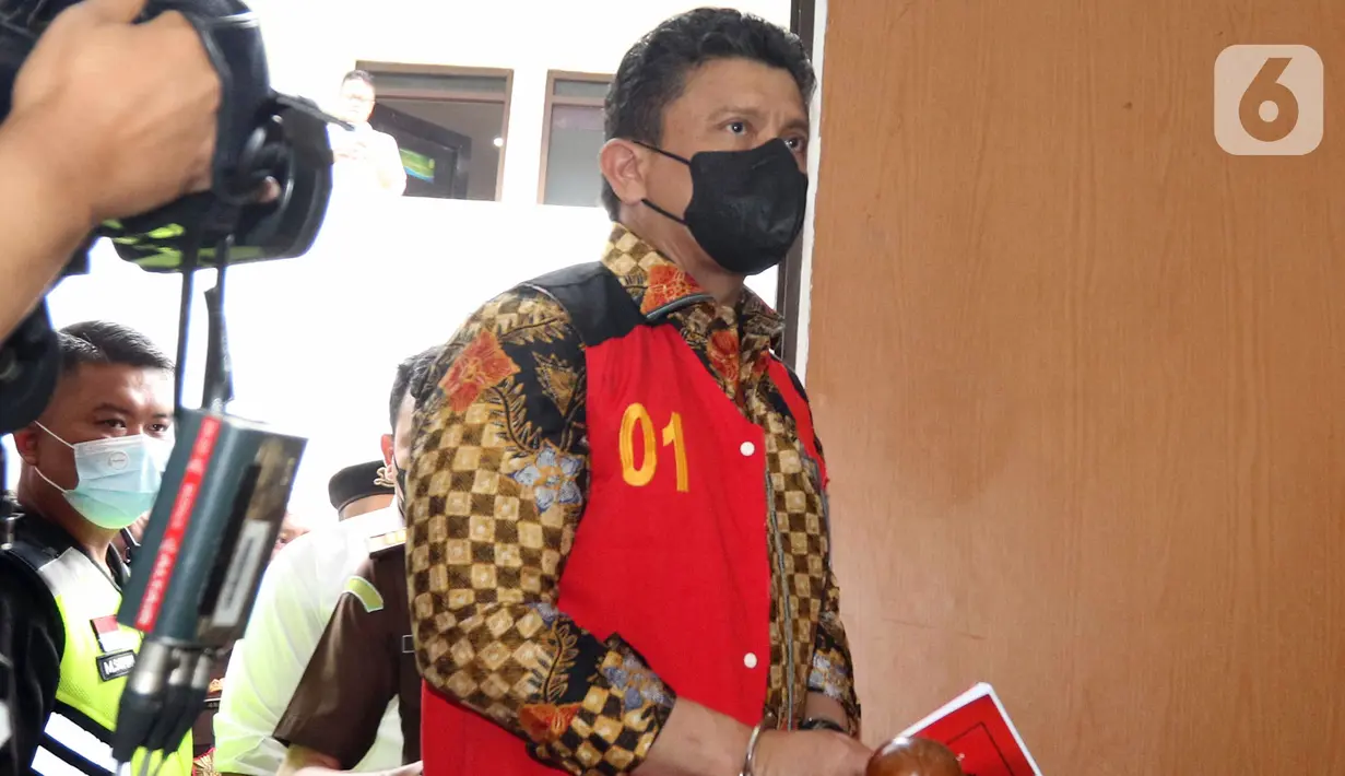 Tersangka kasus pembunuhan berencana Ferdy Sambo bersiap untuk jalani sidang di Pengadilan Negeri Jakarta Selatan, Senin (17/10/2022). Ferdy Sambo bersama tiga tersangka lainnya akan menjalani sidang perdana kasus pembunuhan berencana  terhadap Brigiadir J.(Liputan6.com/Herman Zakharia)