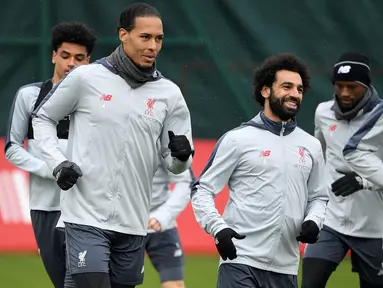 Pemain Liverpool, Mohamed Salah dan Virgil van Dijk saat melakukan latihan jelang laga Liga Champions di Liverpool, Selasa (16/4). Liverpool akan berhadapan dengan FC Porto. (AFP/Paul Ellis)