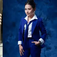 Potret Outfit Prilly Latuconsina dengan Gaya Smart Casual (credit: instagram/prillylatuconsina96)