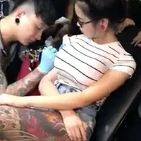 Payudara cewek ini meledak saat ditato. Duh kenapa ya? (Via: mirror.co.uk)