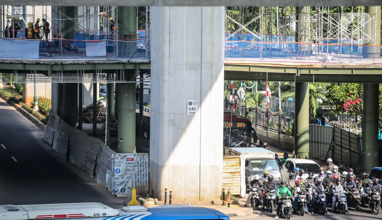 Suasana area proyek pembangunan skybridge di simpang CSW, Jakarta Selatan, Senin (27/7/2020). Proyek yang akan mengintegrasikan Halte Transjakarta Koridor 1 (Blok M-Kota) dan Koridor (Ciledug-Mampang) dengan Stasiun MRT Asean ditargetkan rampung akhir 2020. (Liputan6.com/Faizal Fanani)