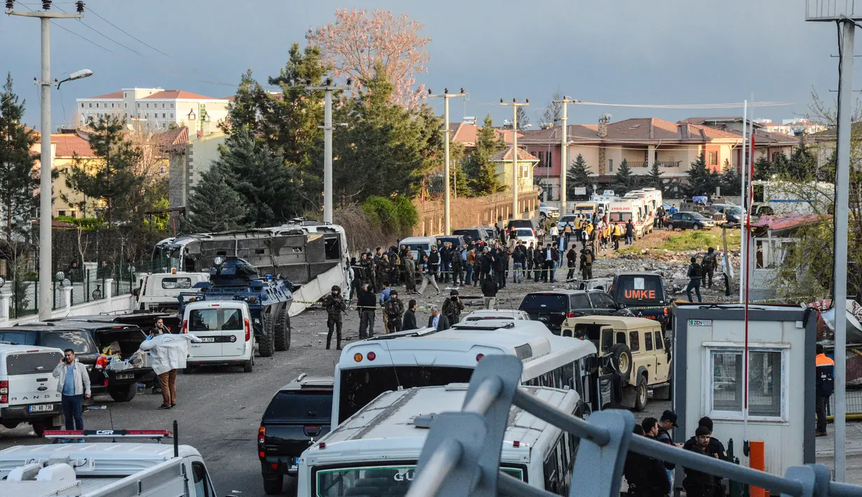 Turki kembali diguncang bom, Kamis (31/3). Empat personel kepolisian Turki tewas, sementara empat belas orang lainnya terluka dalam sebuah serangan bom di Diyarbakir, kota yang terletak di Turki bagian tenggara. (Ilyas AKENGIN/AFP)