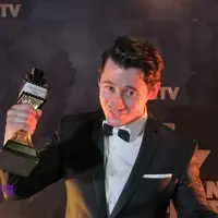 Nino Fernandez berhasil memenangkan kategori Pemeran Pendukung Pria Terbaik di Indonesian Box Office Movie Awards (IBOMA 2016). Berhasil mengalahkan Indro Warkop yang juga masuk dalam kategori, Nino sampai kehabisan kata-kata