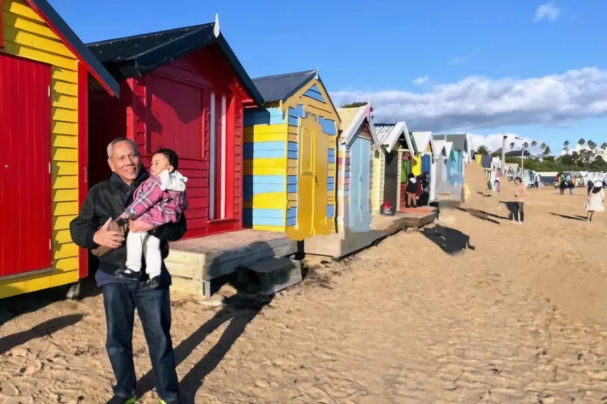 Prof Tjandra Yoga Aditama Bersama Cucu di Pantai Brighton Box Melbourne