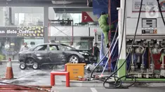 Petugas melakukan olah TKP usai kebakaran di SPBU Jalan MT Haryono, Jakarta, Senin (2/12/2019). Kebakaran terjadi setelah sebuah mobil menabrak mesin pengisian BBM pada 1 Desember 2019 sekitar pukul 23.30 WIB. (merdeka.com/Iqbal Nugroho)