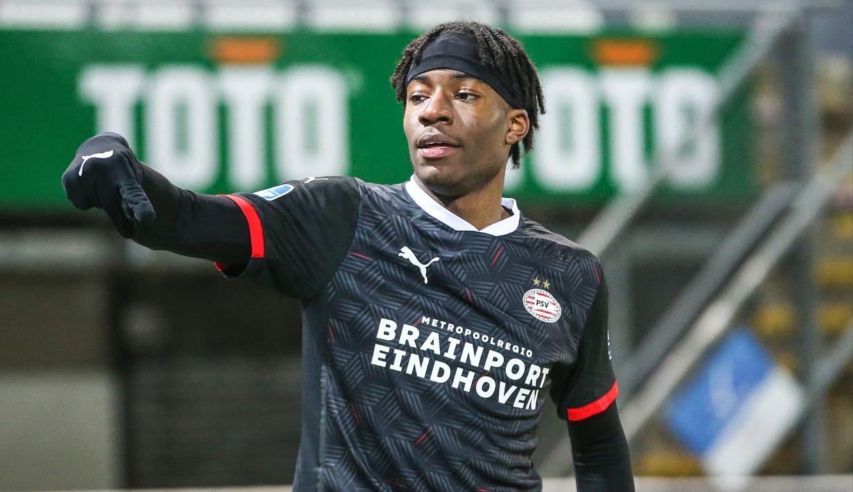 Noni Madueke. Merupakan jebolan akademi Tottenham Hotspur yang hijrah ke PSV Endhoven pada 2018. Musim ini menginjak usia 18 tahun, mampu mencetak 8 gol dan 6 assist dalam 22 penampilannya di semua ajang meskipun tidak selalu menjadi starter. (AFP/Pieter Stam de Jonge/ANP)