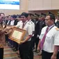 Menhub Budi Karya Sumadi memberikan apresiasi kepada awak pesawat Batik Air berpartisipasi dalam proses evakuasi 254 Warga Negara Indonesia (WNI) dari Wuhan. (Atika/Liputan6.com)