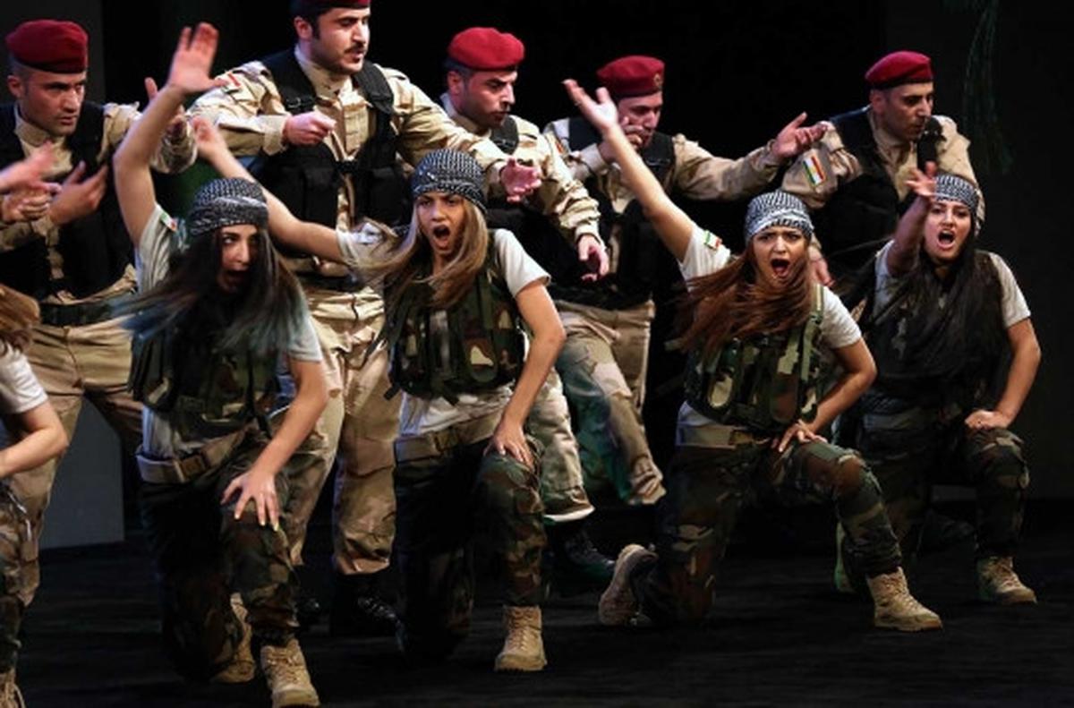 Aksi tentara Kurdi cantik di Festival Film Dohuk Internasional