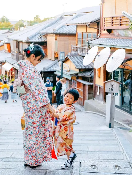 Dalam liburannya kali ini Chef Arnold bersama keluarga kecilnya juga menjalani pemotretan. (Instagram/tiffanysoetanto).