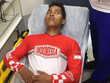 Atlet Indonesia Toni Syarifudin saat mengalami cedera setelah terjatuh saat berlomba pada perempat final balap sepeda BMX Olimpiade 2016 di Rio de Janeiro, (18/8). Toni mengalami kecelakaan saat melakukan lompatan di run kedua. (Foto/Carlos Pardede)