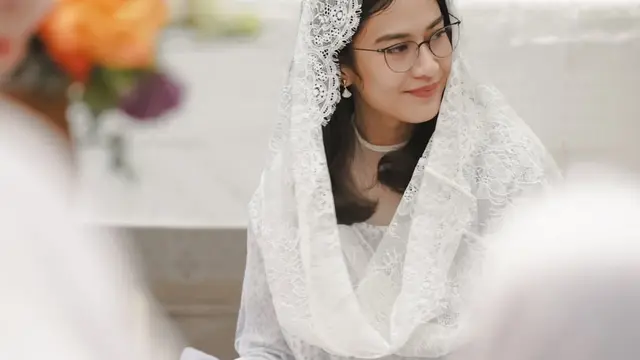 Pesona Kecantikan Dian Sastrowardoyo Tampil Bare Face saat Gelar Syukuran Ulang Tahun ke-43 Bersama Anak Yatim