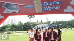  Pemenang program Cup for Worker Mi Cup ABC Nove Mianti Chandra (kedua kiri) saat akan menaiki helikopter di Jakarta, Jumat (03/6). Liputan6.com/Angga Yuniar)