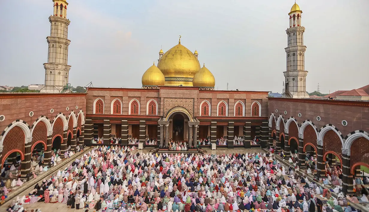 Umat Islam melaksanakan salat Idul Adha 1446 Hijriah di Mesjid Dian Al-Mahri atau lebih dikenal Mesjid Kubah Emas di Depok, Jawa Barat, Jumat (6/6/2025). (merdeka.com/Arie Basuki)