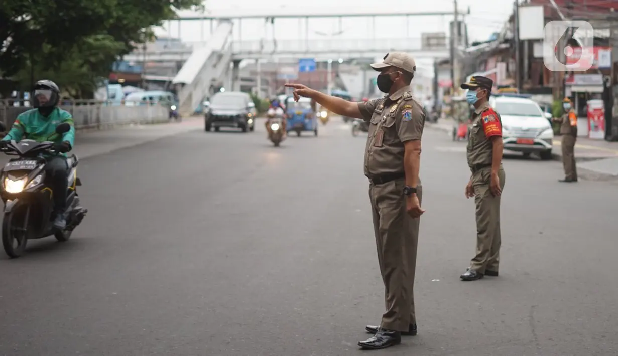 Petugas gabungan menggelar Operasi Yustisi Pencegahan Covid-19 di kawasan Kampung Melayu, Jakarta Timur, Senin (16/11/2020). Warga yang melanggar dikenakan sanksi berupa push up serta menyapu fasilitas umum. (Liputan6.com/Immanuel Antonius)