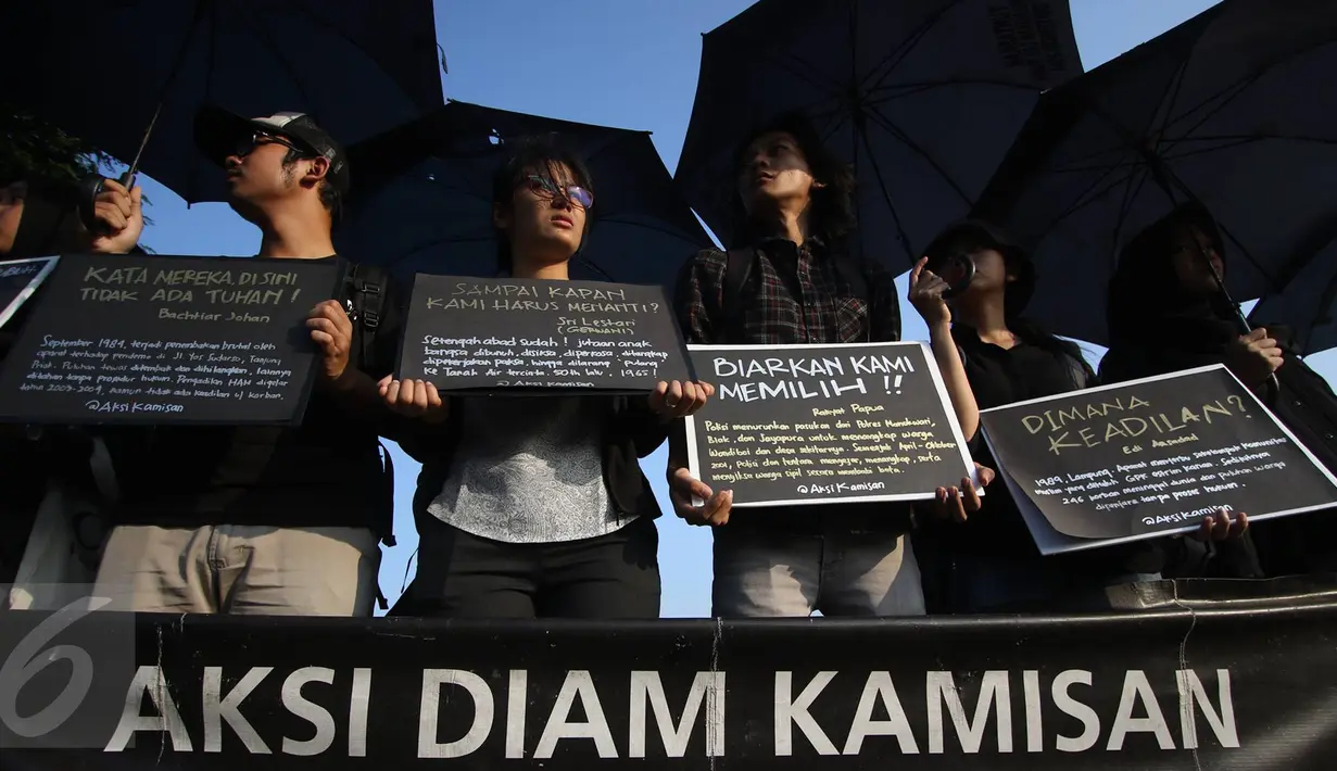 Aktivis Jaringan Solidaritas Korban untuk Keadilan (JSKK) melakukan aksi Kamisan ke-455 di depan Istana Negara, Jakarta (18/8). Peringatan 71 tahun Kemerdekaan RI, aktivis berharap agar pemerintah menyelesaikan kasus HAM. (Liputan6.com/Immanuel Antonius)