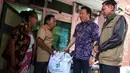 Presdir PT Adaro Energy Indonesia Tbk Garibaldi Thohir dan Ketua Umum Yayasan Pundi Amal Peduli Kasih Imam Sudjarwo saat membagikan sembako langsung kepada warga di Kampung Bali RW 05, Kebon Jeruk, Jakarta, Rabu (4/10/2023). PT Adaro Energi Tbk bersama Yayasan Pundi Amal Peduli Kasih (YPP) SCTV dan Indosiar menggelar kegiatan penyerahan sembako dalam rangka Hari Ulang Tahun (HUT) Adaro ke-31 dengan tema “Adaro Hidupkan Hati”. (Liputan6.com/Angga Yuniar)